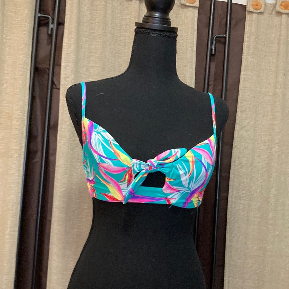 No boundaries. Size 3 to 5.  In good condition.